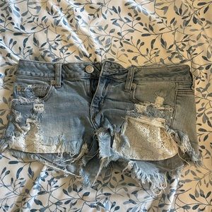 Size 26. Comfy American Eagle mid rise shorts